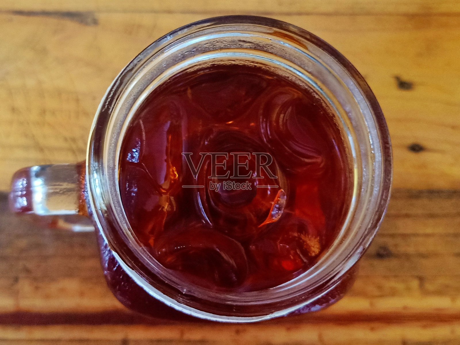 冰茶装在白杯子里,放在木桌上照片摄影图片