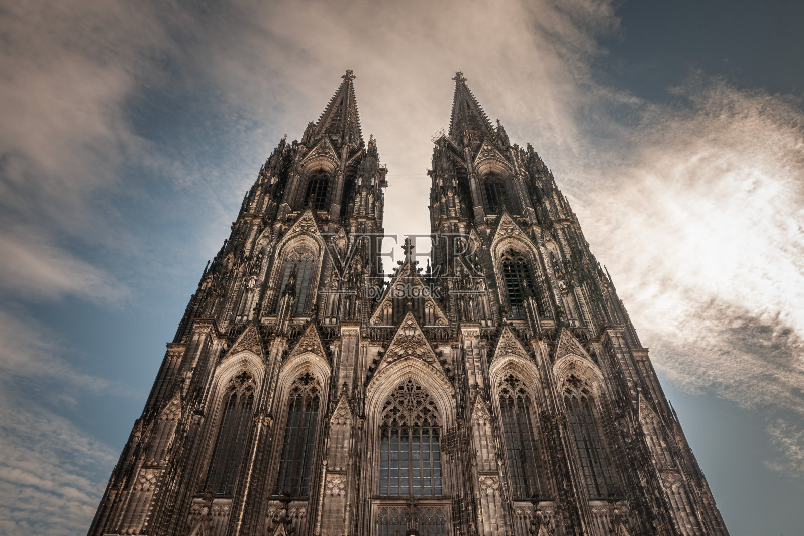 从蓝天下看科隆大教堂。科隆大教堂(Kolner Dom)是科隆的主要地标,也是德国的一座天主教堂。照片摄影图片