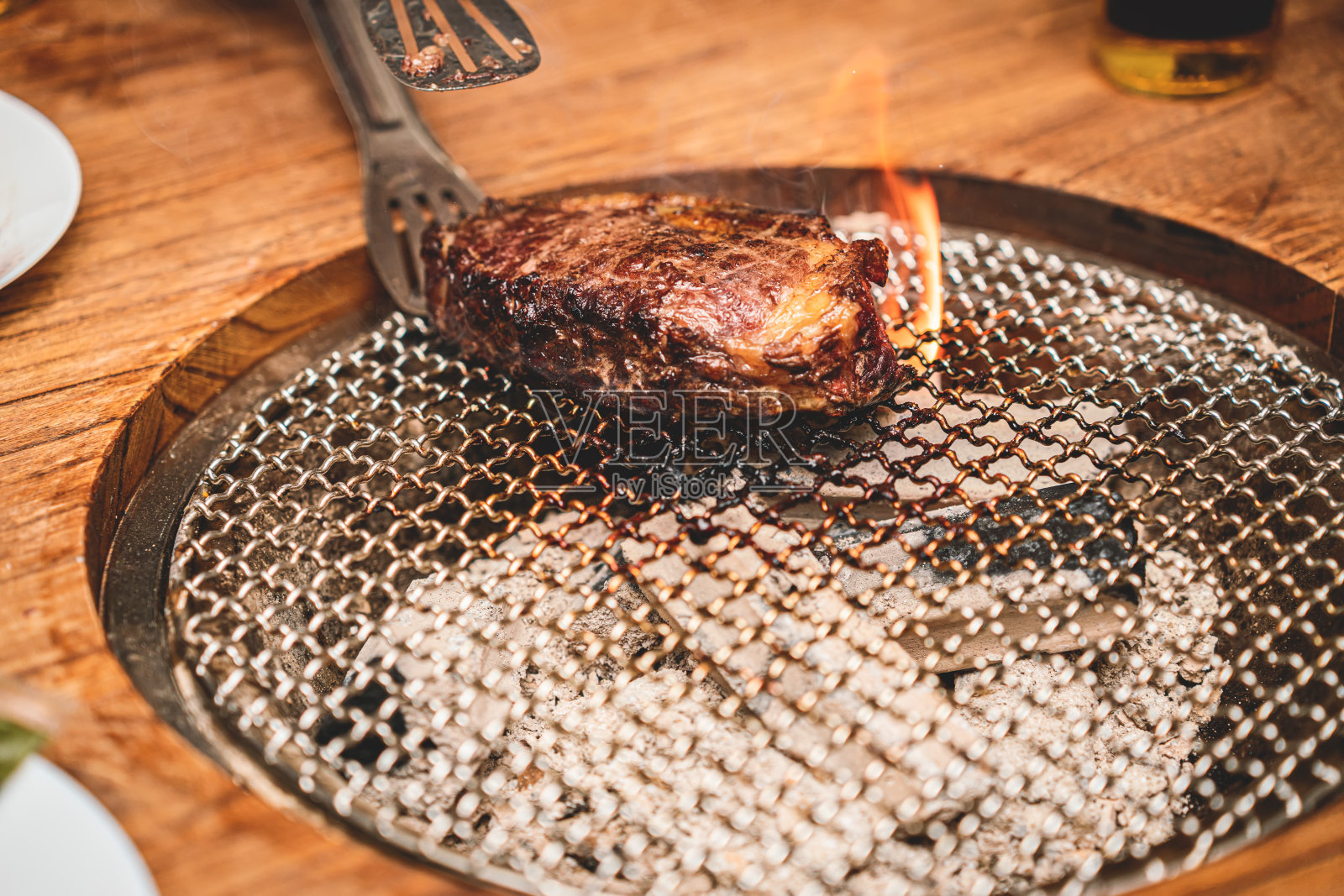 在烧烤架上烧烤照片摄影图片