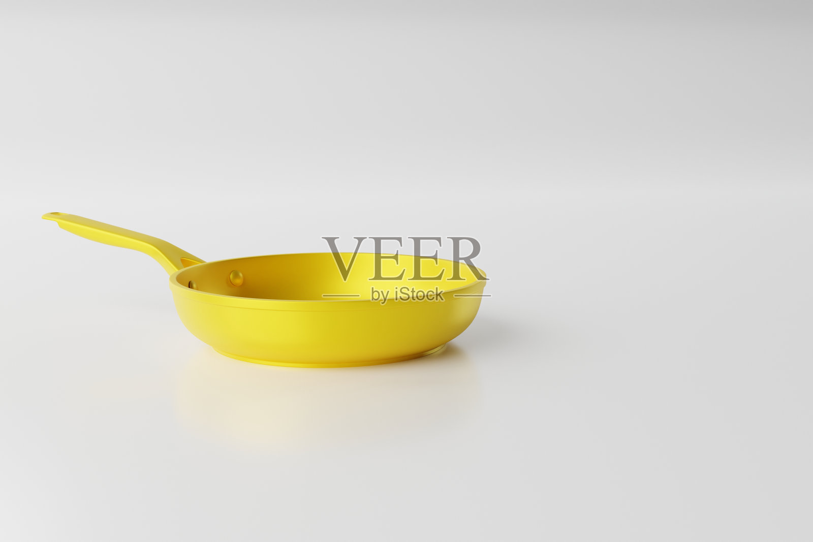 白色背景上的黄色煎锅。照片摄影图片