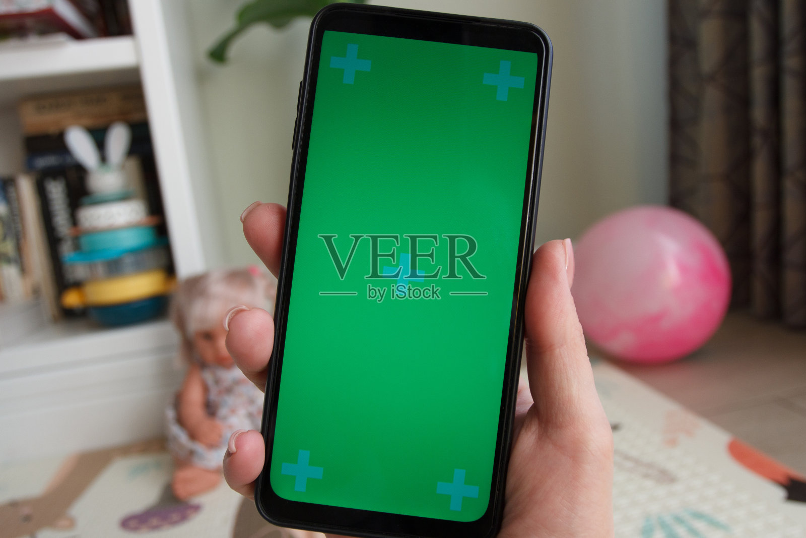 绿色屏幕的智能手机。女人手里拿着智能手机照片摄影图片