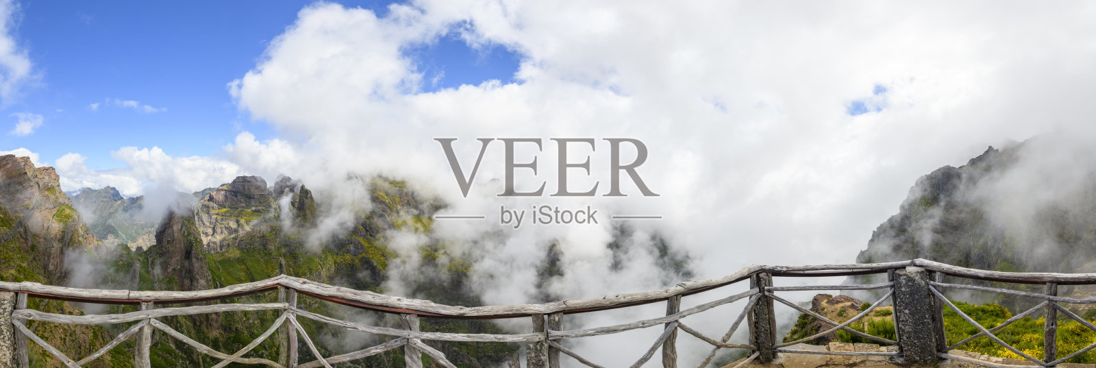 云在马德拉岛上的Ninho da Manta,或鹰巢山上照片摄影图片