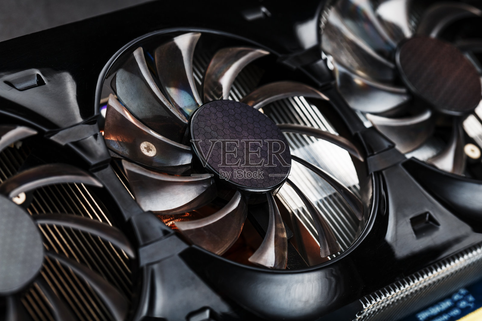 一个有三个风扇的显卡并不是一个强大的冷却系统。照片摄影图片