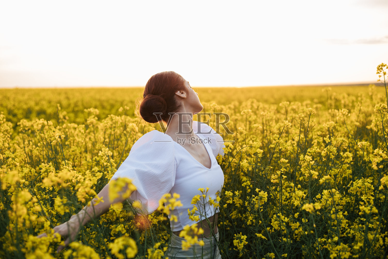 姜黄色头发的美丽年轻女子照片摄影图片