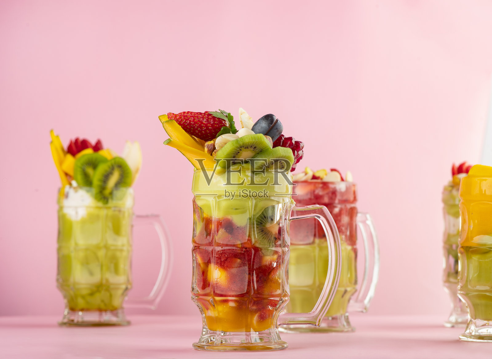 一套水果鸡尾酒加水果配料,牛油果,草莓,芒果鸡尾酒加水果和坚果配料照片摄影图片