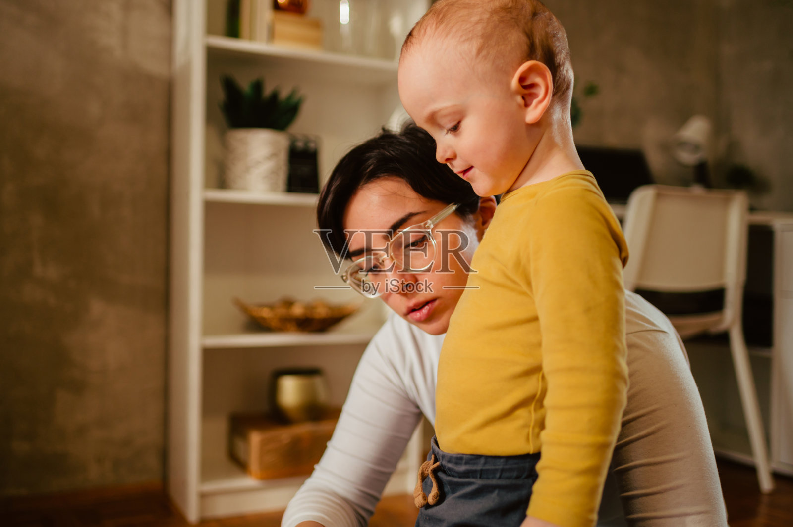 母子俩在家做陶土,进行着教育活动照片摄影图片
