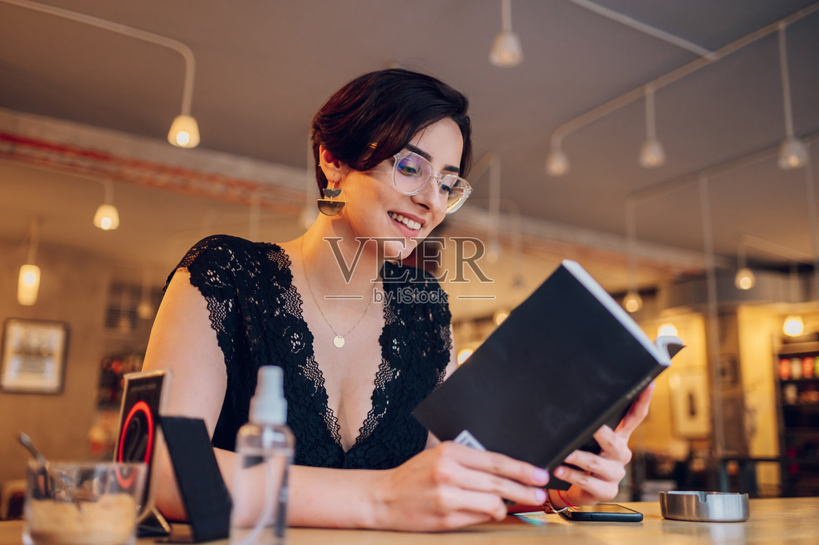 女人在咖啡馆或书店放松的时候看书照片摄影图片