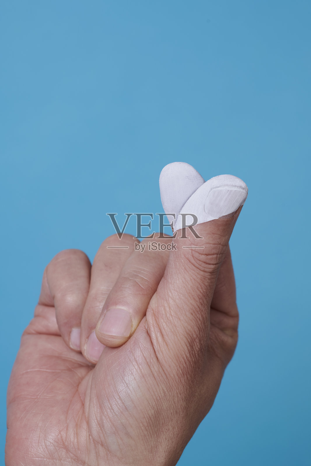 男人在做手指心形的手势照片摄影图片