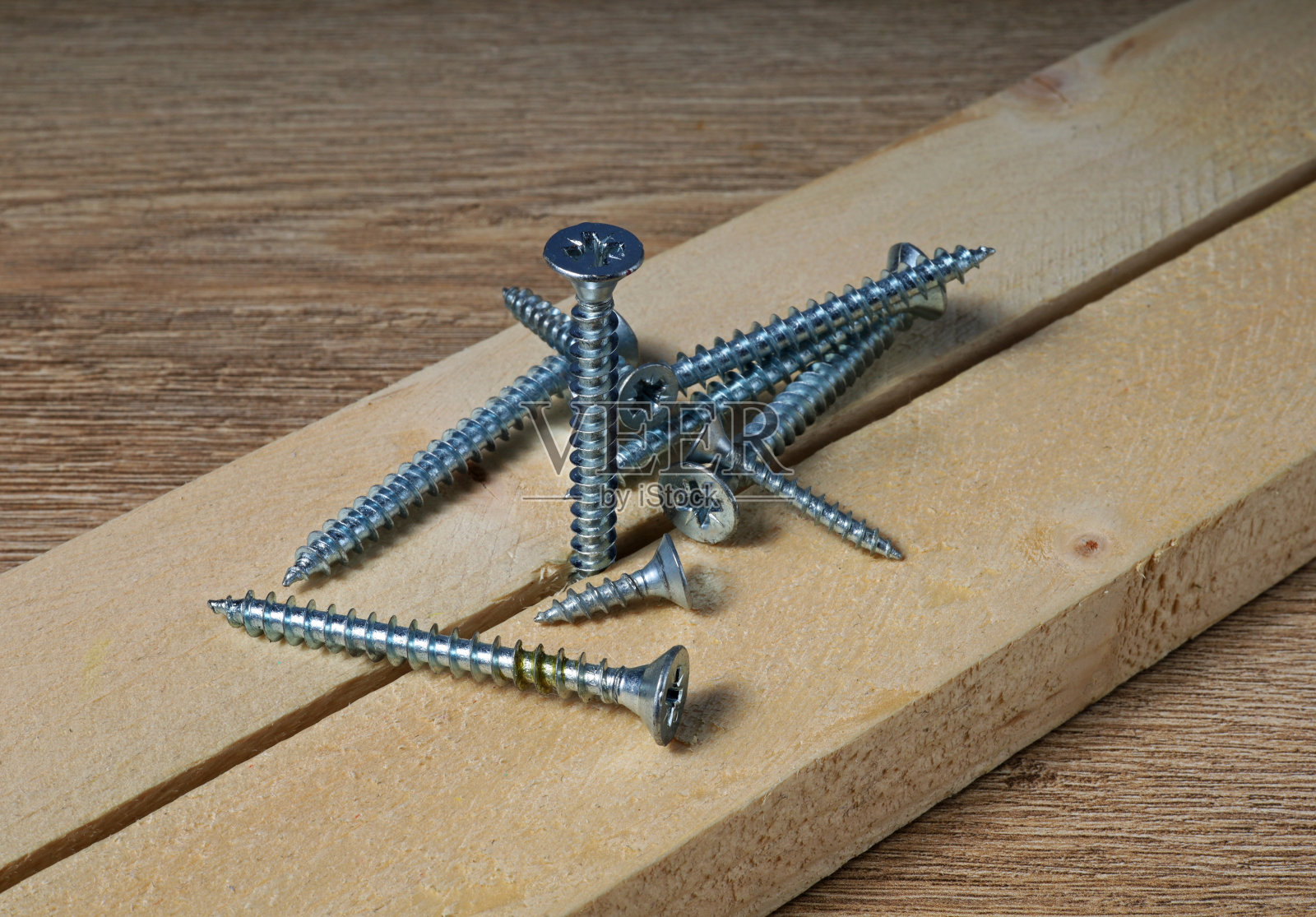 木制背景上很少有螺丝照片摄影图片