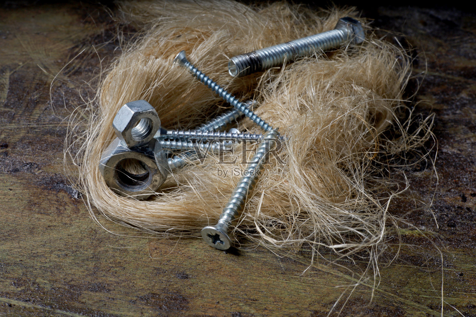 桌上的螺母和螺丝照片摄影图片