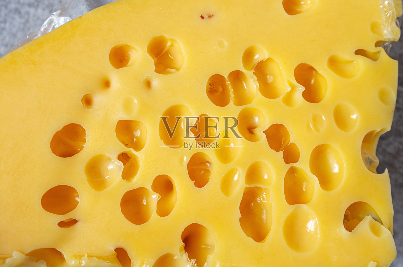 有大洞的黄色奶酪。照片摄影图片