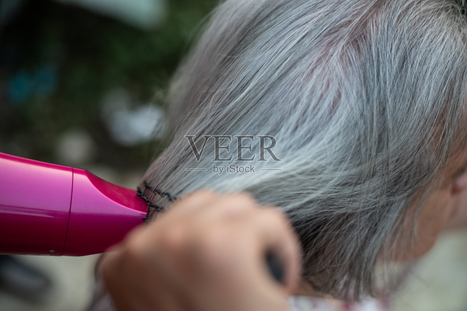 女儿的手吹拂着母亲的头发照片摄影图片