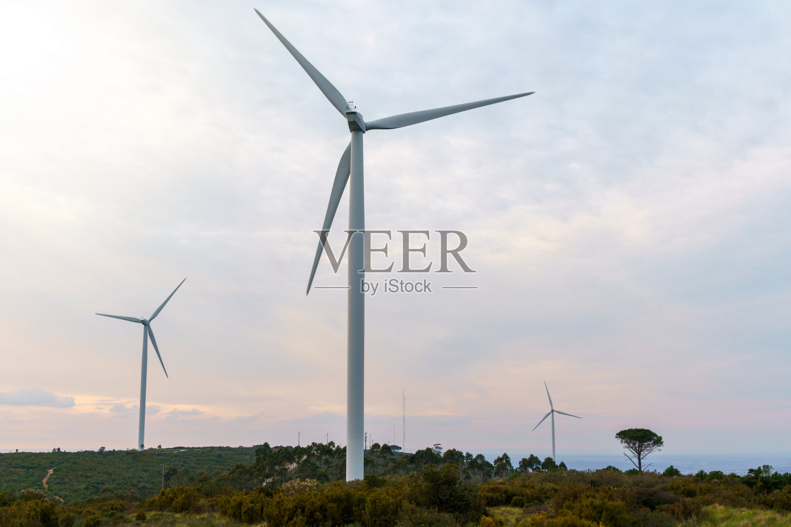 风力涡轮机产生绿色能源照片摄影图片