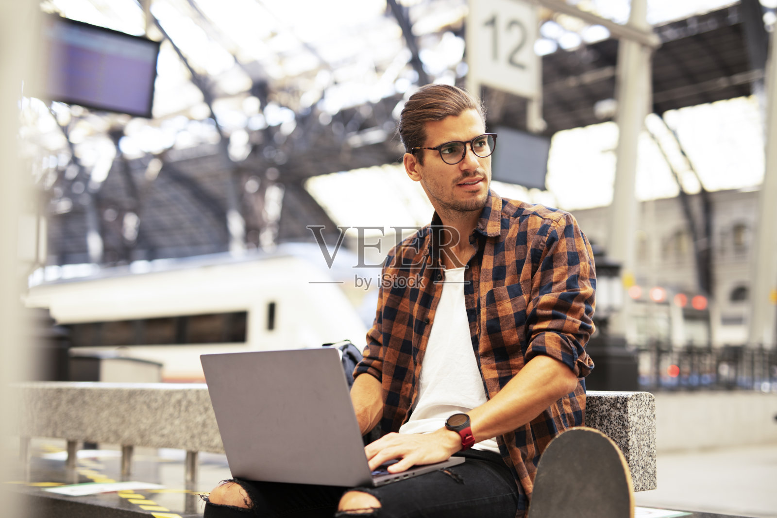 在地铁里等火车的人照片摄影图片