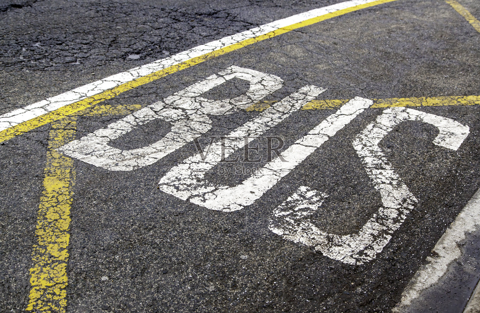 鹅卵石地板的细节在寒冷的雨天在城市照片摄影图片