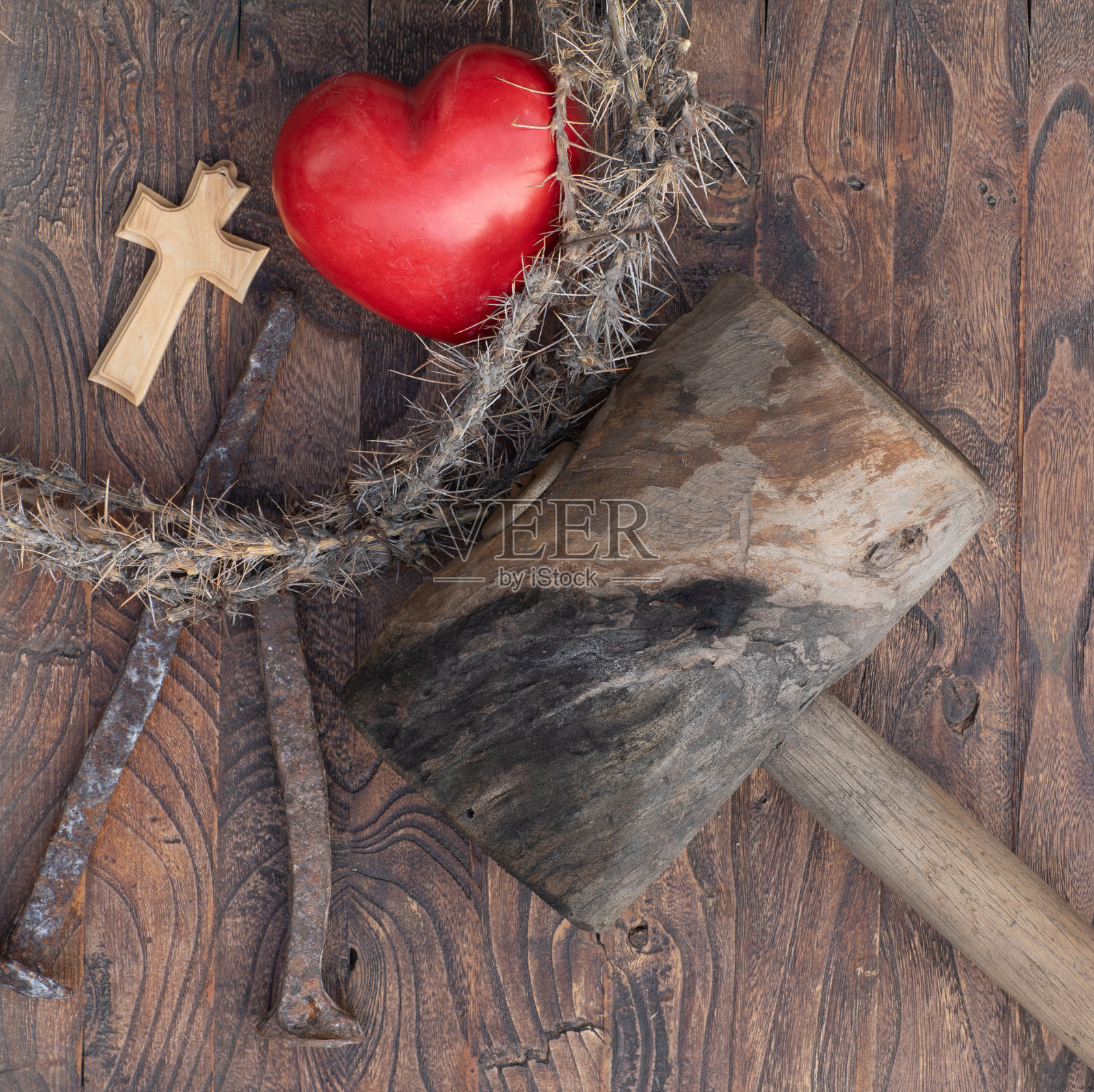 耶稣之心,荆棘之冠,木十字架照片摄影图片