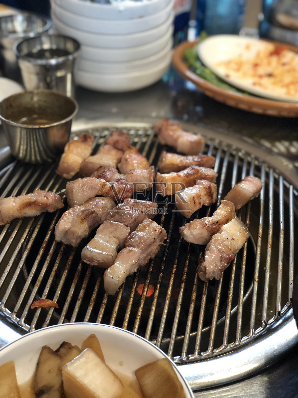 韩国的灵魂食品,五花肉。照片摄影图片