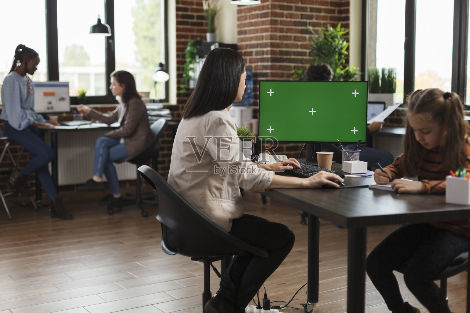 工作的女商人使用计算机与空白色度键模板。照片摄影图片