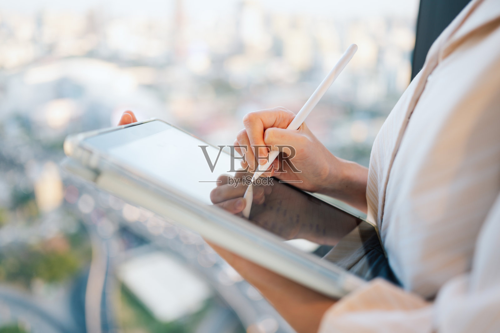 亚洲人使用数字平板电脑预测房地产和退休基金,用数据计算税收照片摄影图片