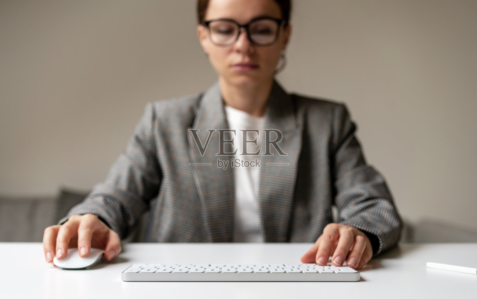 女商人在pc上工作,使用无线键盘和电脑鼠标,空白虚拟显示器,空间为蒙太奇插入信息图。照片摄影图片