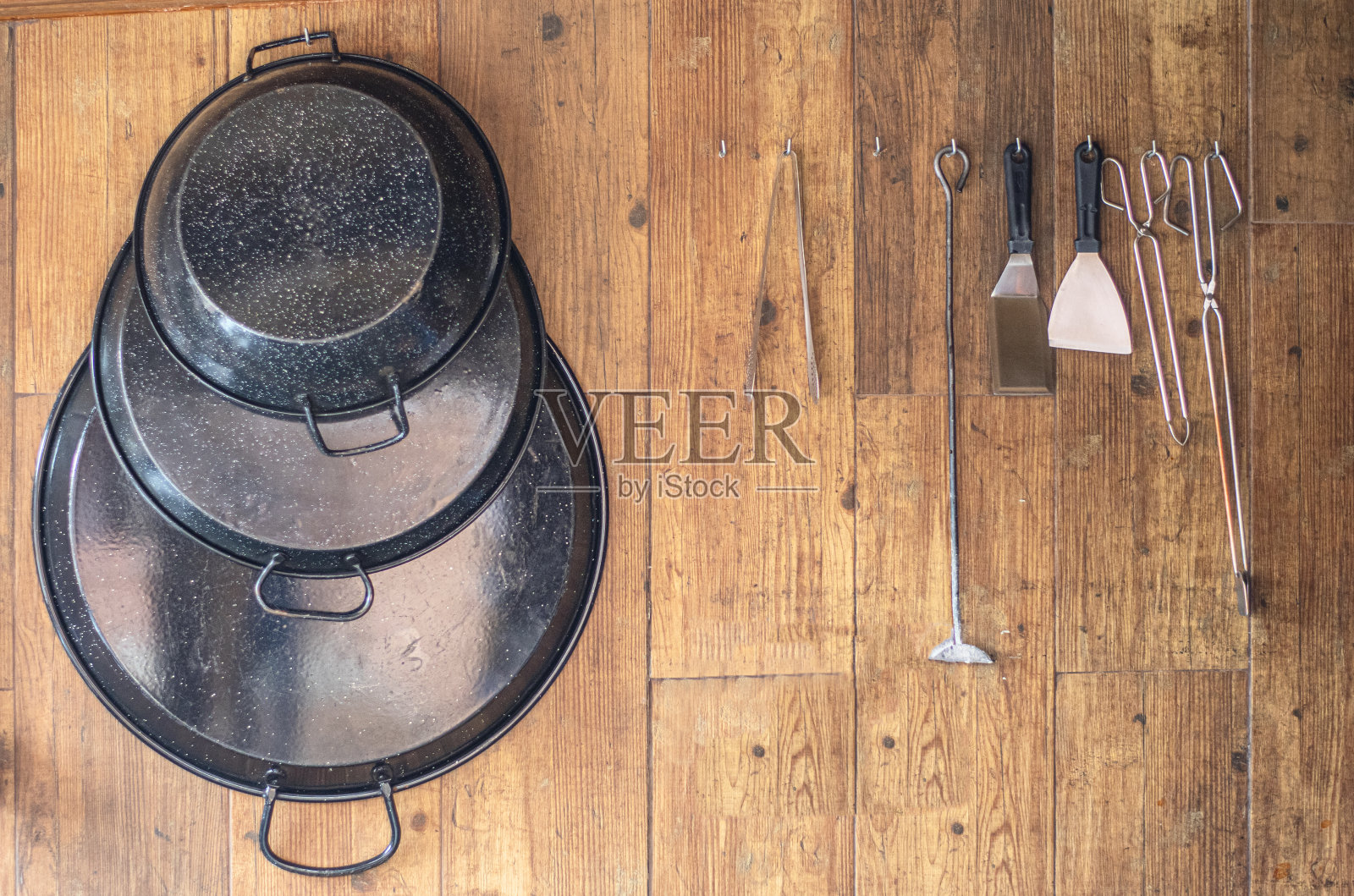 木桌上的帽子和勺子的正上方照片摄影图片