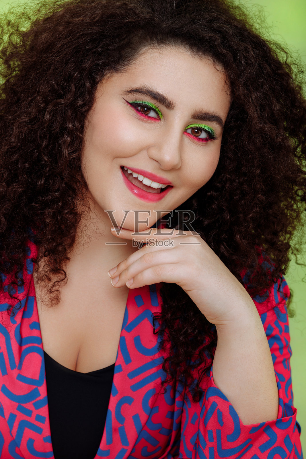 一个美丽的大尺寸模特的肖像与时尚的妆容照片摄影图片