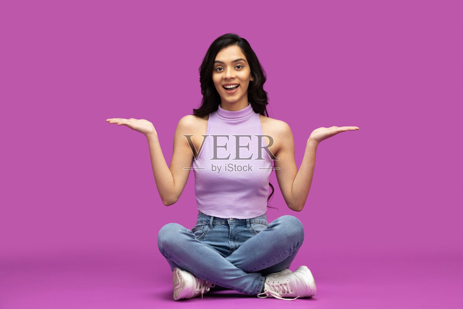 年轻女子在紫色背景的股票照片照片摄影图片