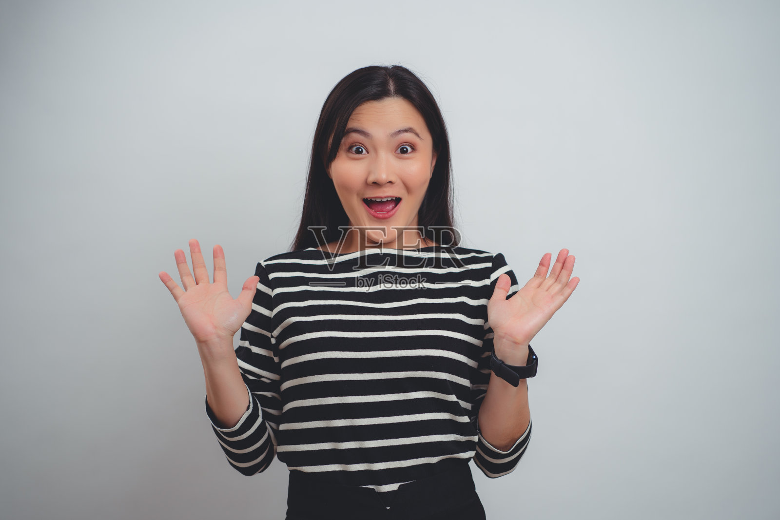 亚洲妇女高兴,微笑,兴奋,看着相机孤立在白色背景。照片摄影图片