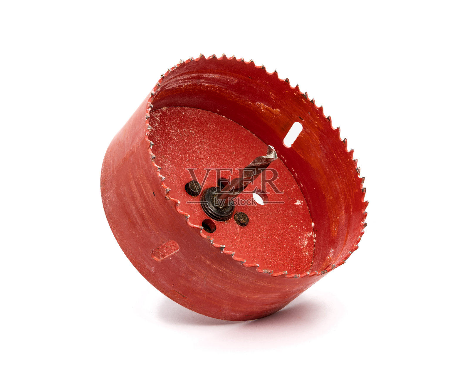 红色用钻孔锯木材与钻头连接,孤立在白色照片摄影图片