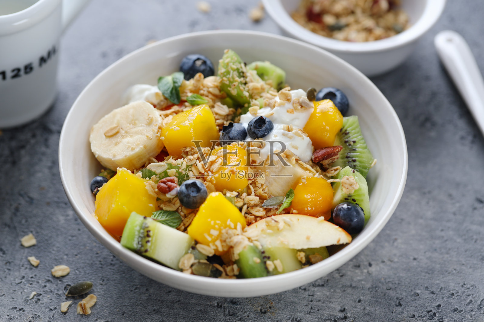 什锦麦片配水果,盛在碗里照片摄影图片