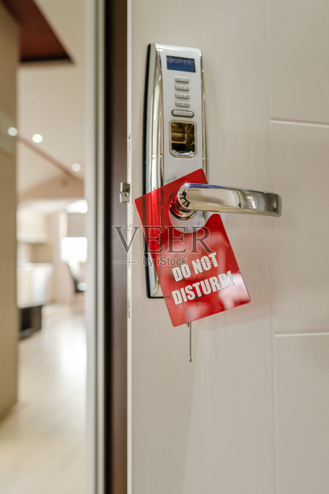 汽车旅馆或酒店门把手上的“请勿打扰”标志照片摄影图片