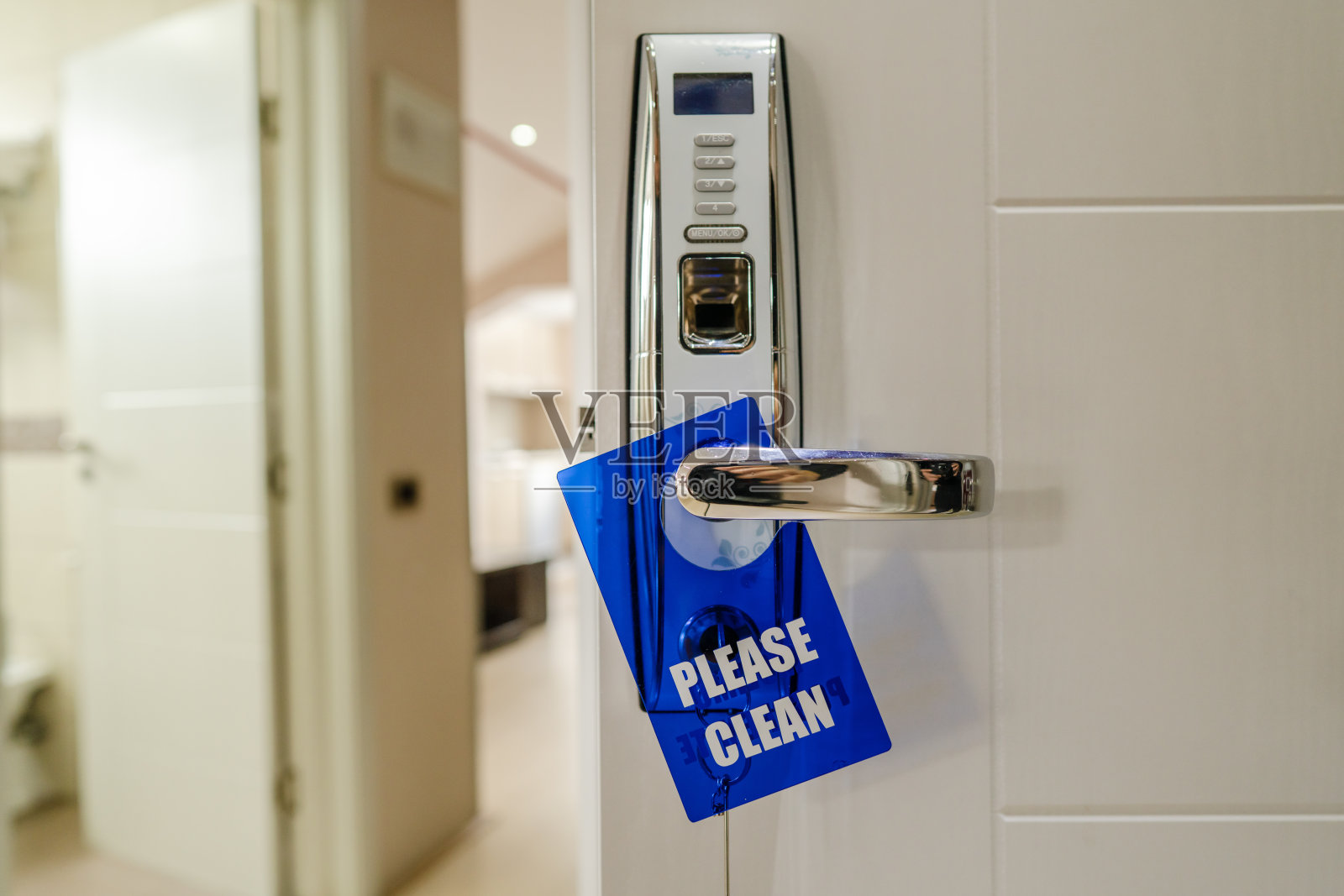 请在汽车旅馆或酒店房间门把手上清洁标志照片摄影图片