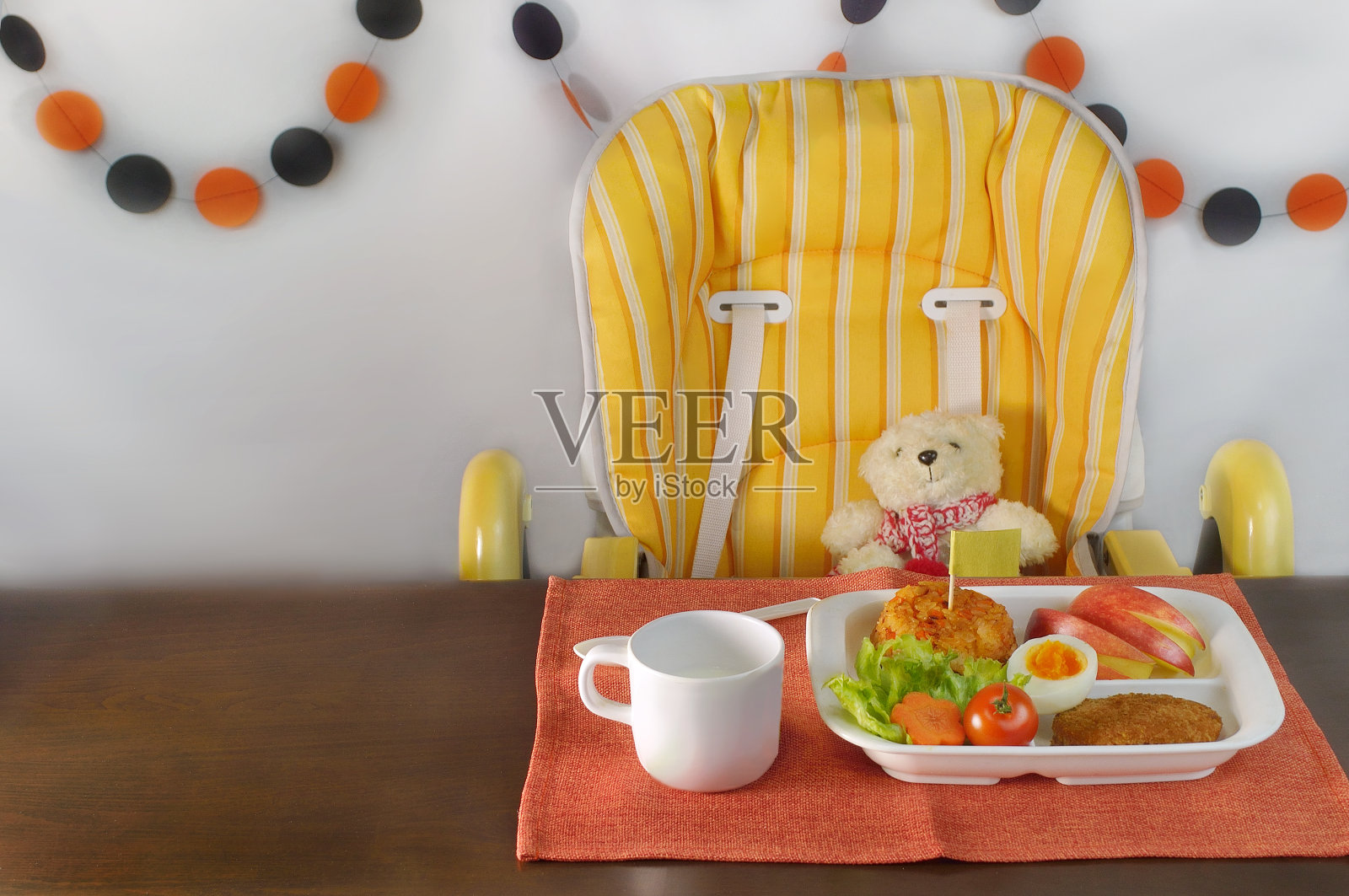 婴儿椅和儿童午餐在餐厅照片摄影图片