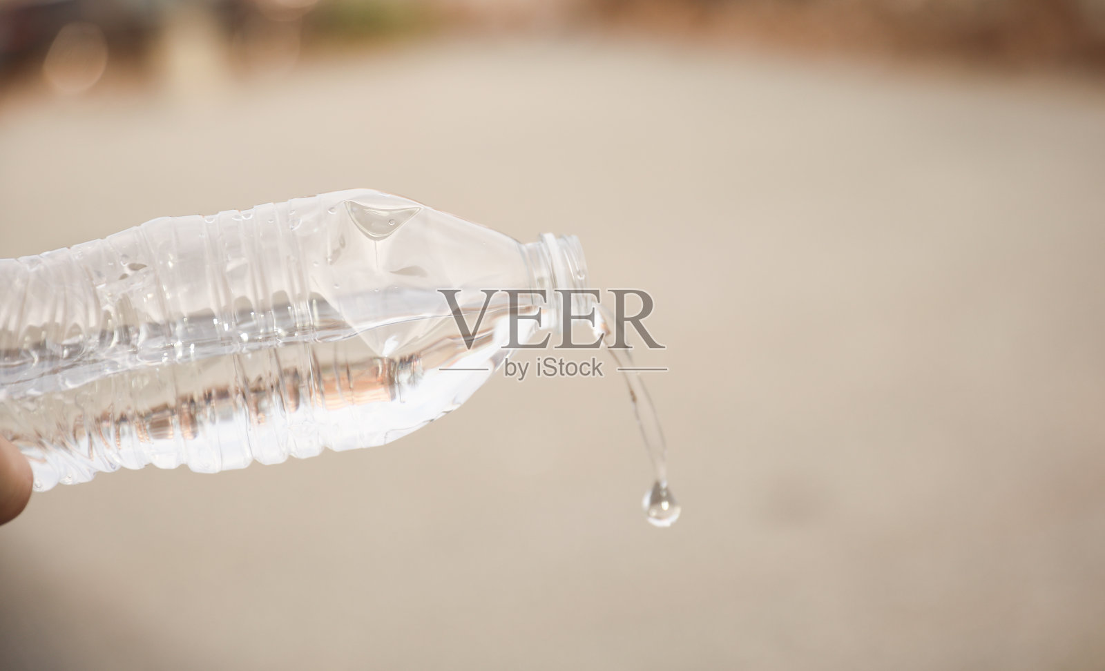 手提式塑料水瓶,户外清澈的液体,显示自然循环和水合概念照片摄影图片