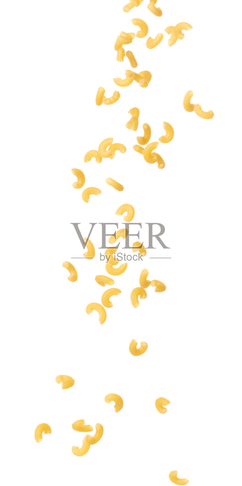 通心粉成群掉落,黄色的通心粉飘炸,抽象的云飞。弯曲的通心粉在空中飞溅。白色背景隔离高速快门,定格运动照片摄影图片