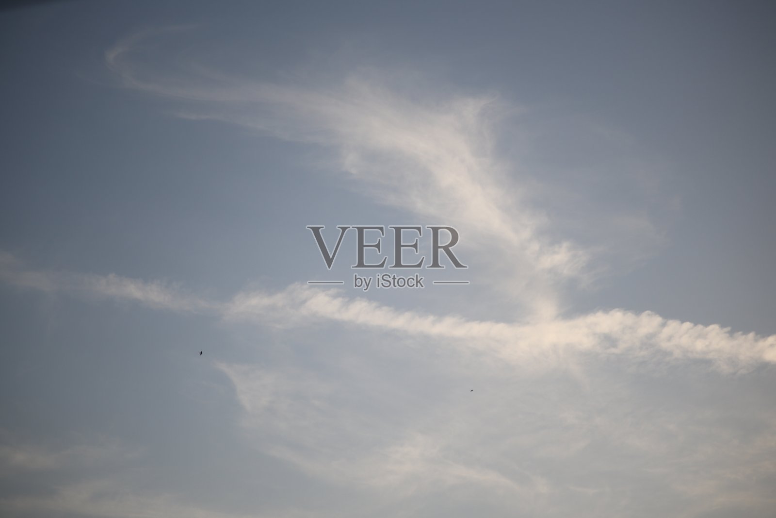 空中汽迹的低角度观察照片摄影图片