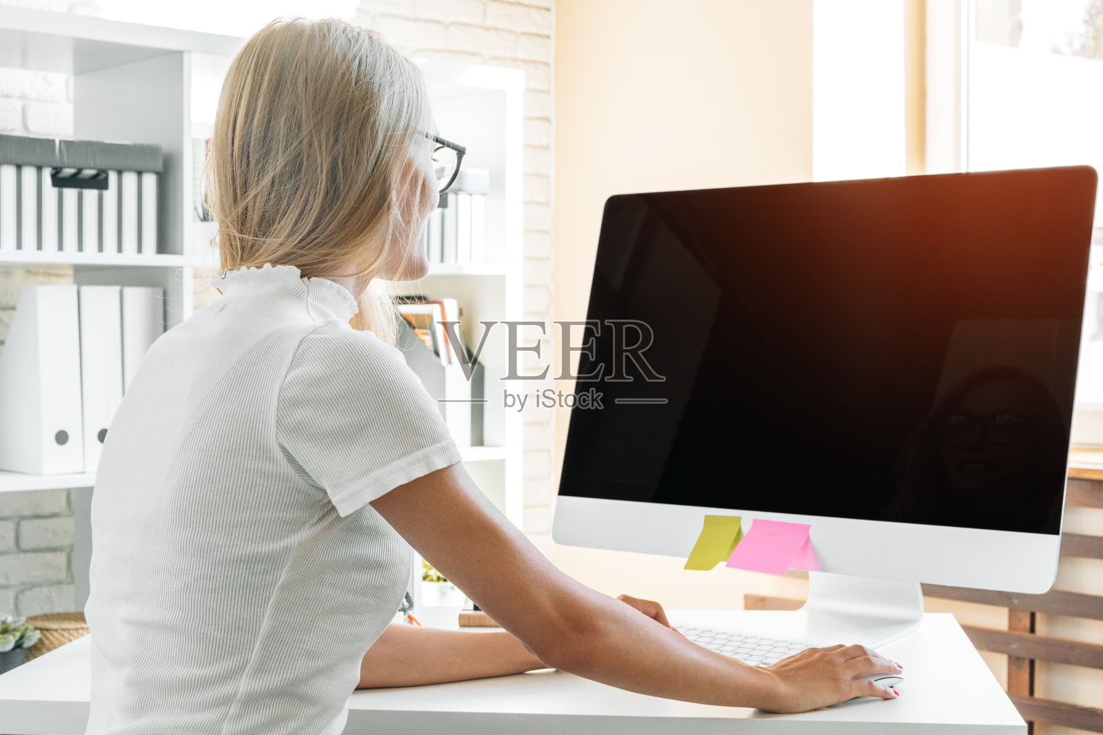 注意安全,在家工作。年轻女子在家里工作。照片摄影图片