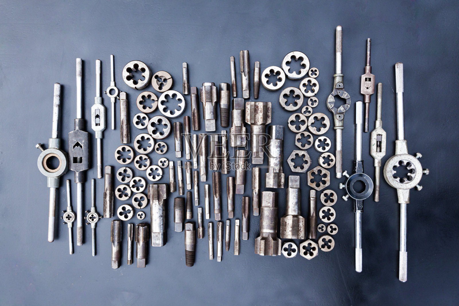 龙头,模具和扳手龙头和模具上的黑色背景。手动穿线工具。照片摄影图片