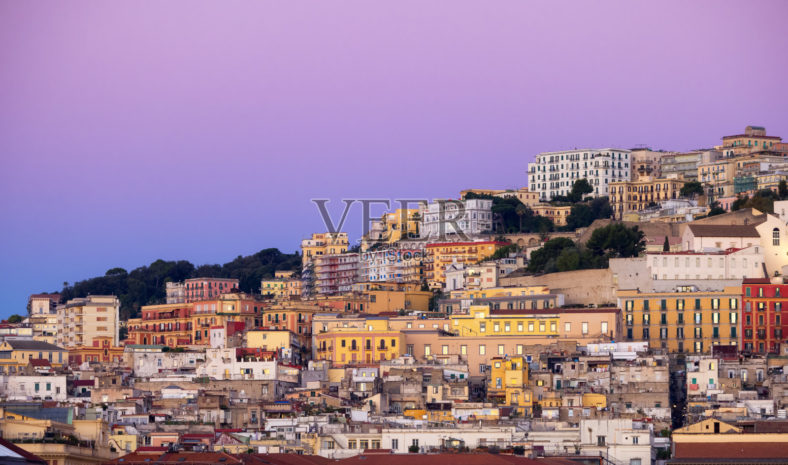 意大利那不勒斯地中海沿岸历史悠久的市中心照片摄影图片