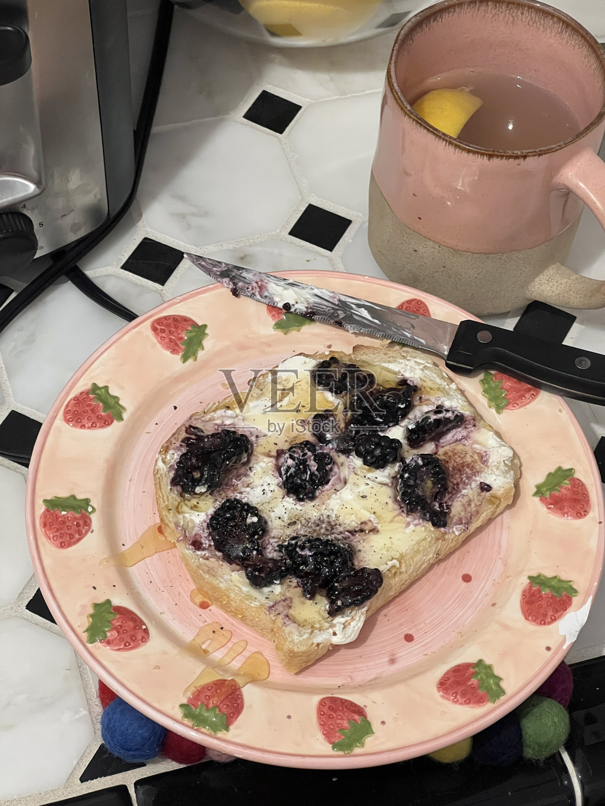 吐司,奶油,奶酪,黑莓,橄榄油,黑胡椒和茶照片摄影图片