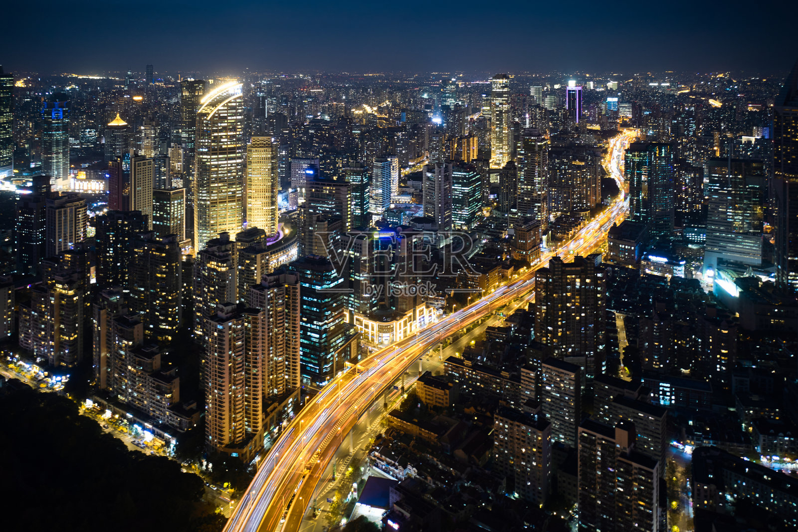 夜间上海市区高架路上繁忙的交通鸟瞰图照片摄影图片