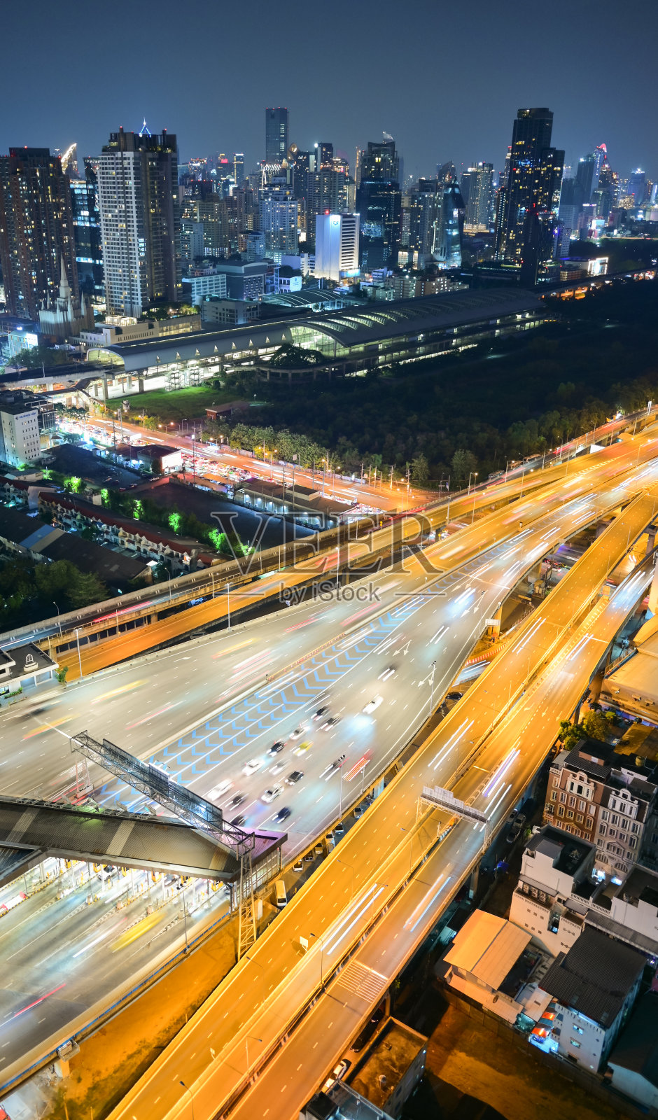 拥挤的汽车在街道道路的摩天大楼视图在makkasan曼谷泰国照片摄影图片