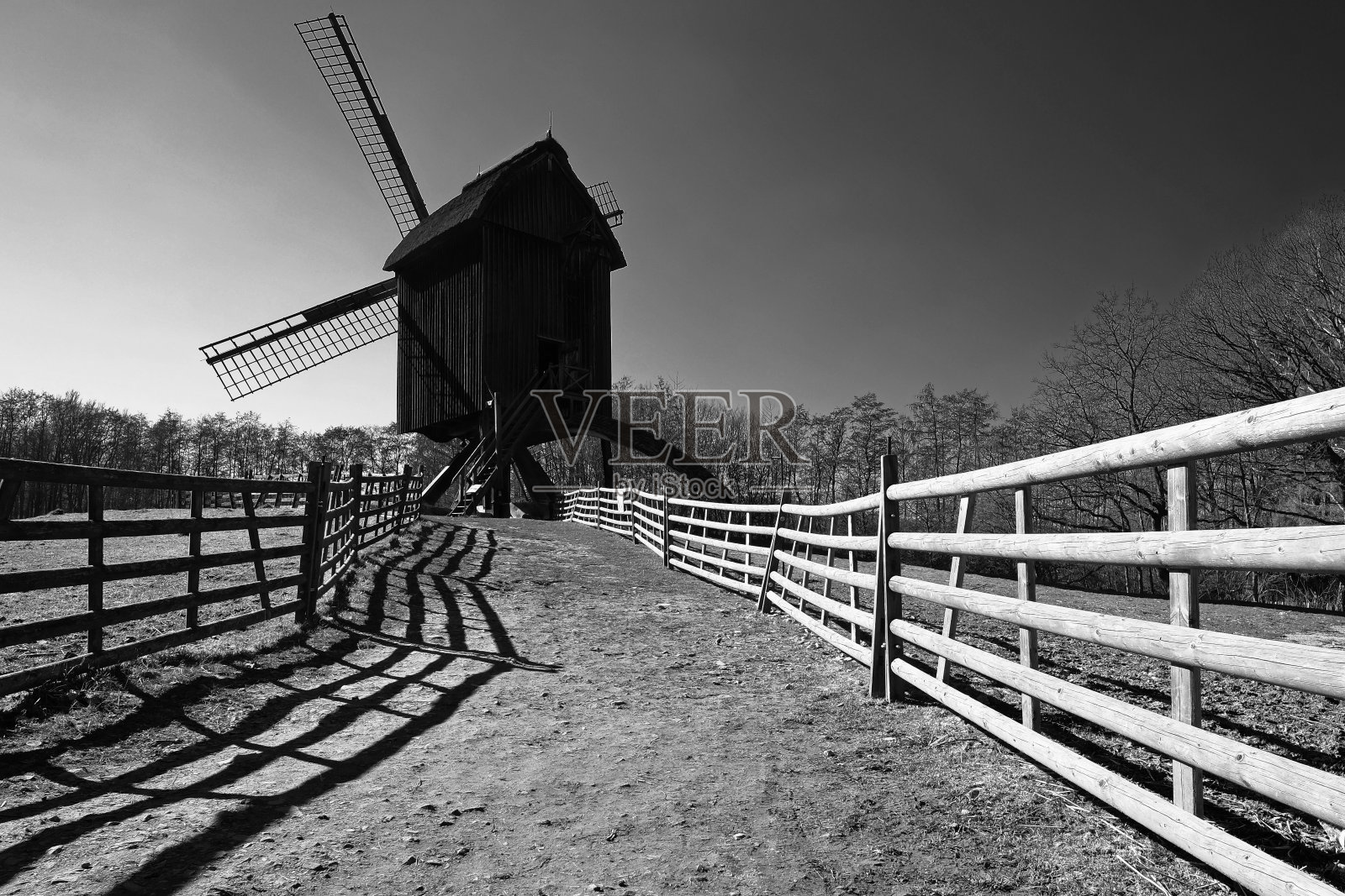 一个历史悠久的风车在黑色和白色的风景剪影照片摄影图片