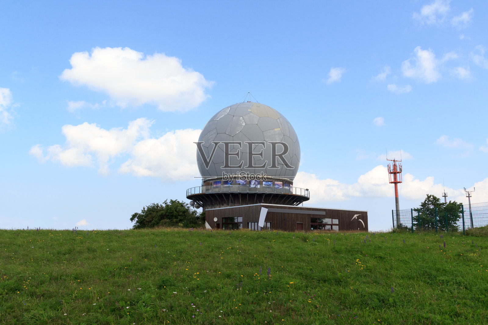 Radar dome on mountain Wasserkuppe in Rhön Mountains, Germany照片摄影图片