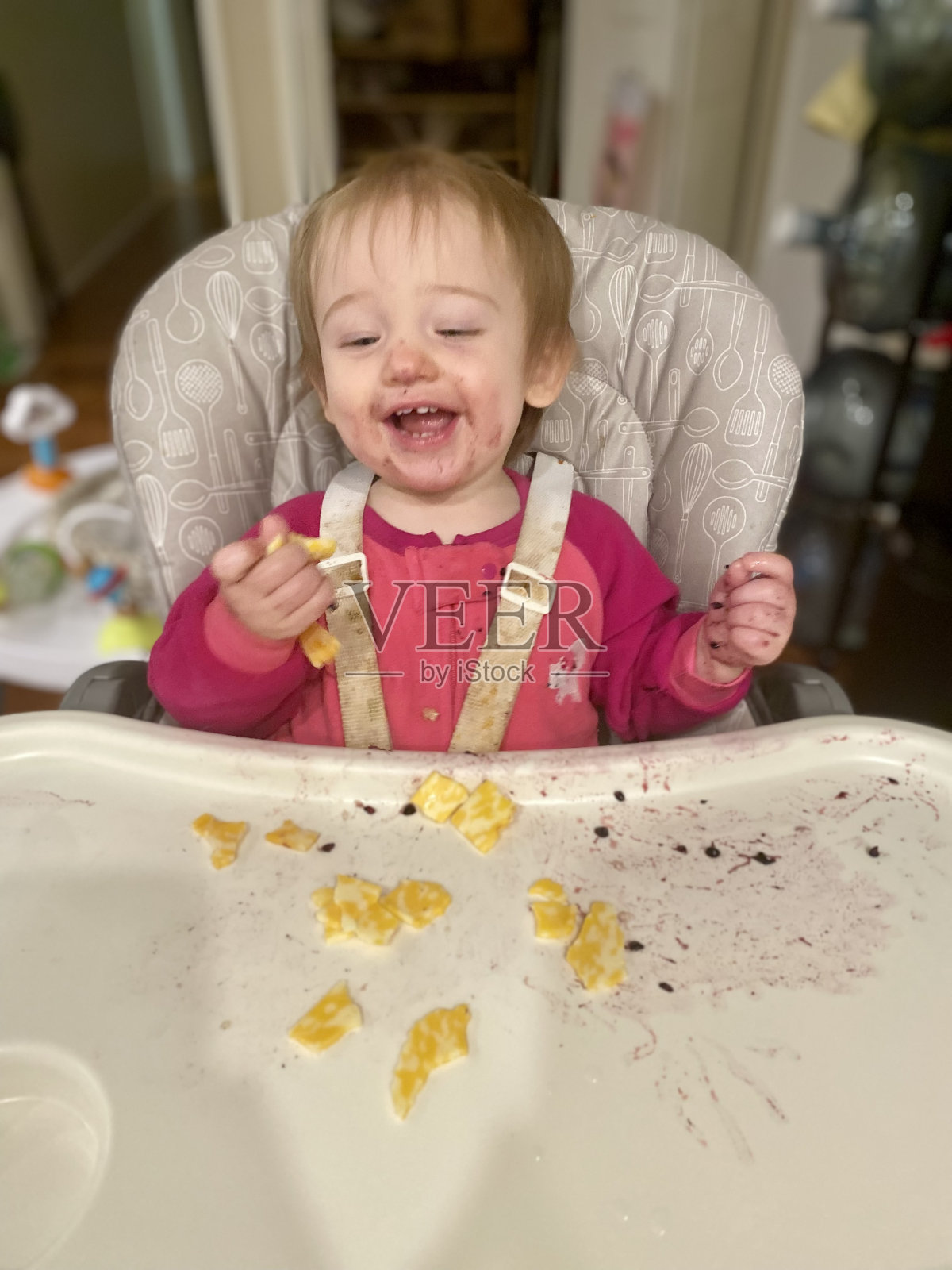 乱吃蓝眼睛的宝宝照片摄影图片