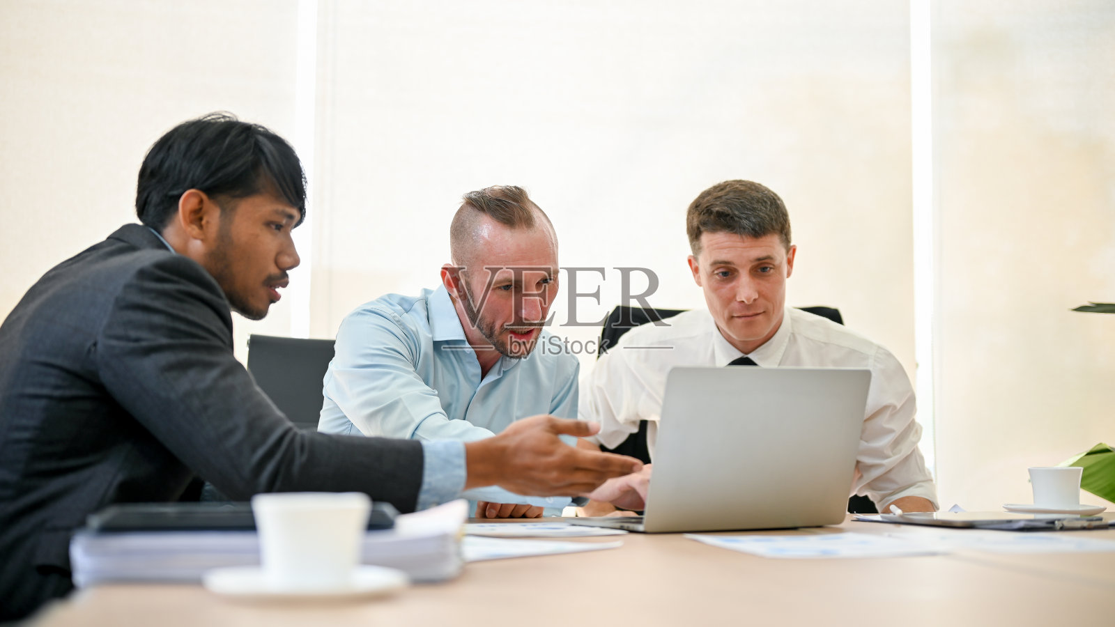 专业的商业金融分析师正在讨论工作,看着笔记本电脑的屏幕照片摄影图片