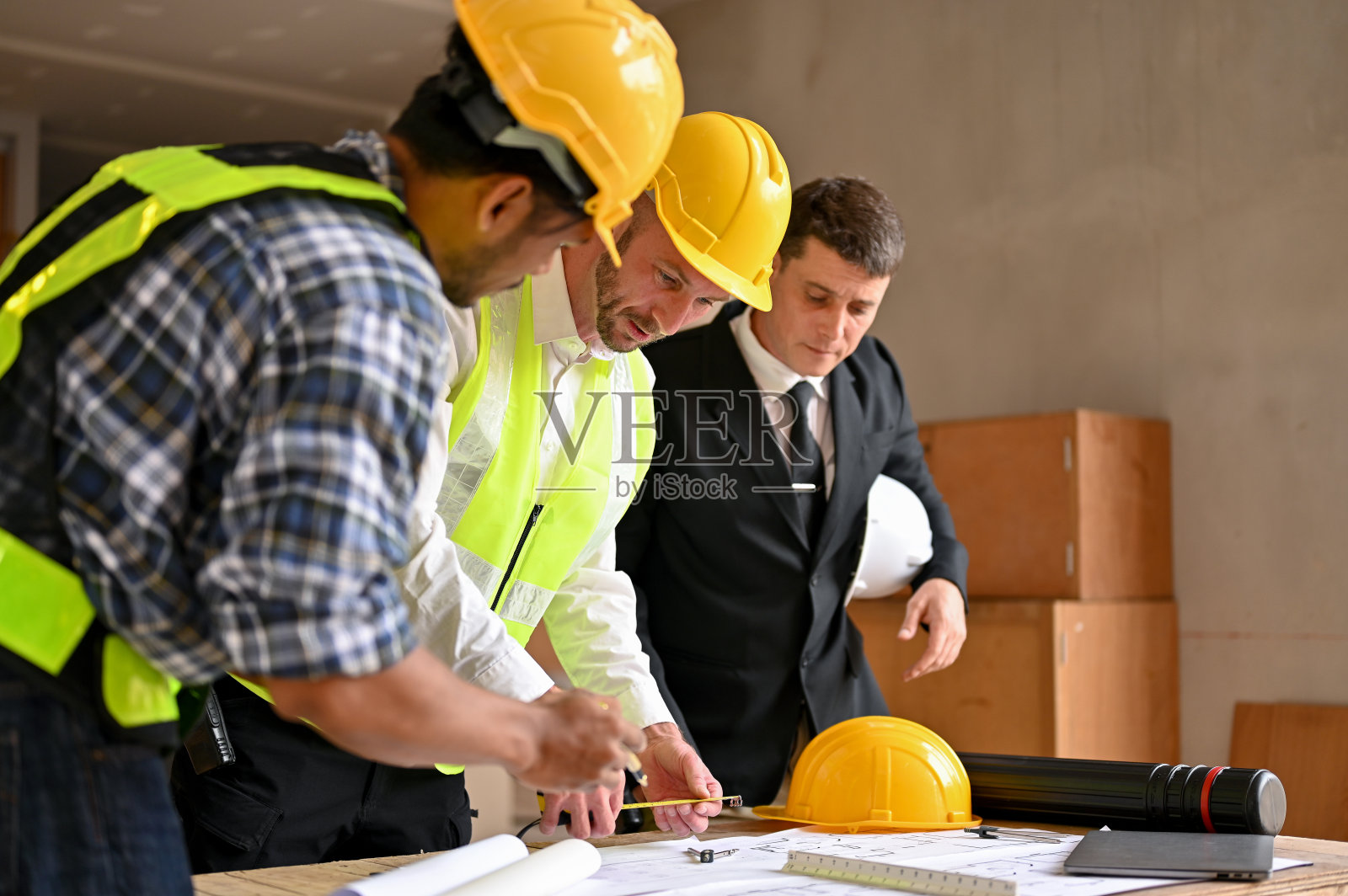 一群建筑工程师和一个商人一起在建筑工地工作照片摄影图片