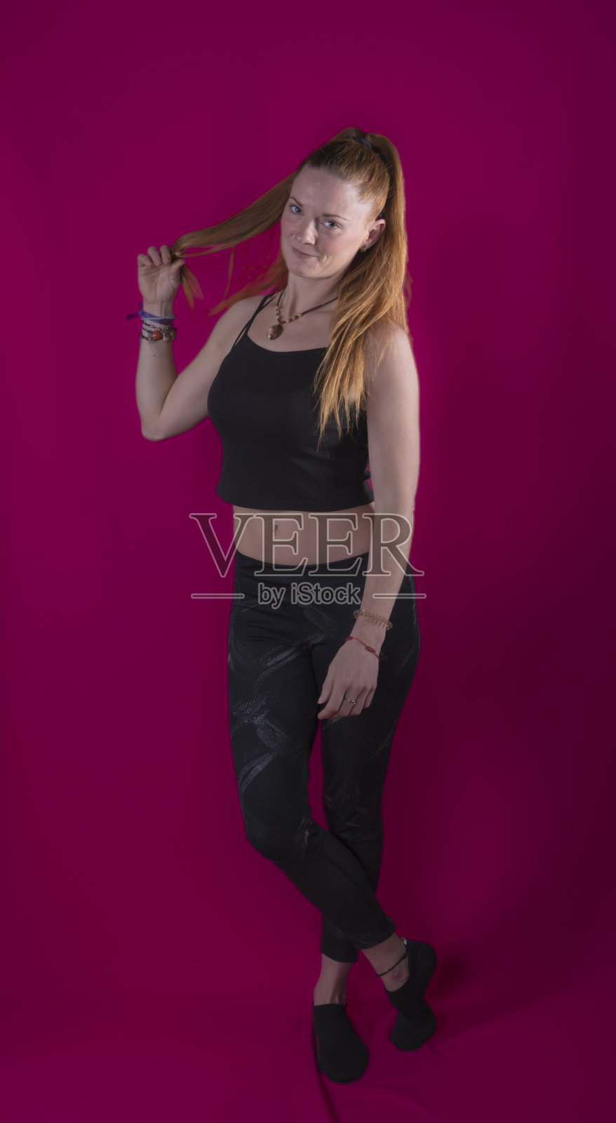 年轻女子用手做手势照片摄影图片