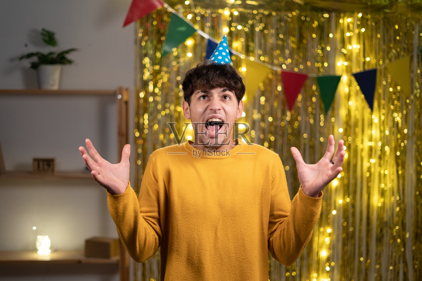 愤怒尖叫的家伙在家里庆祝生日派对,对客人的攻击性和负面情绪感到不满照片摄影图片