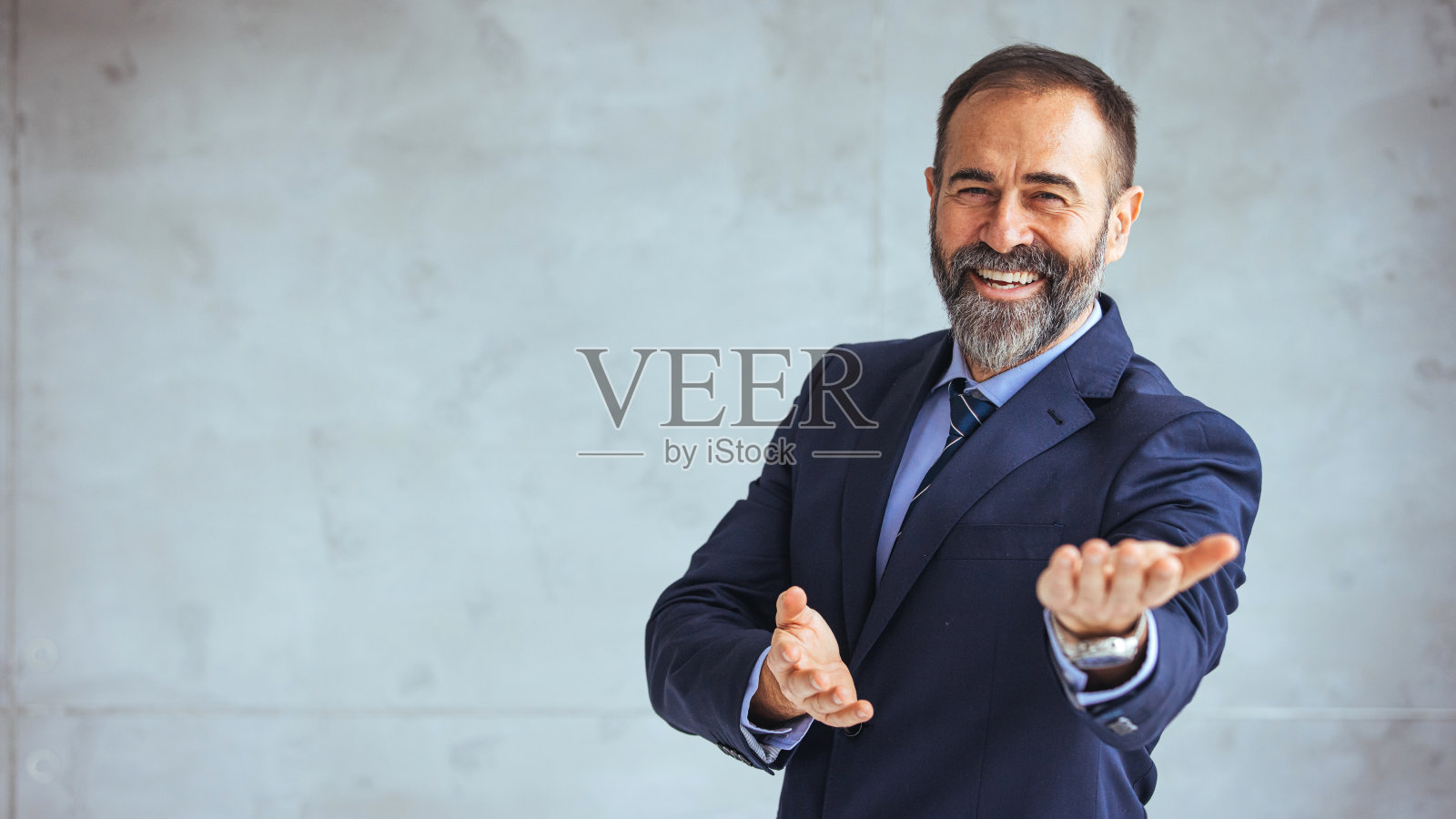 成熟的商人在现代办公室的肖像照片摄影图片